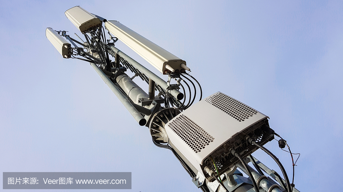 新型5G无线网络通信设备,配备无线电模块和安装在金属塔上的智能天线